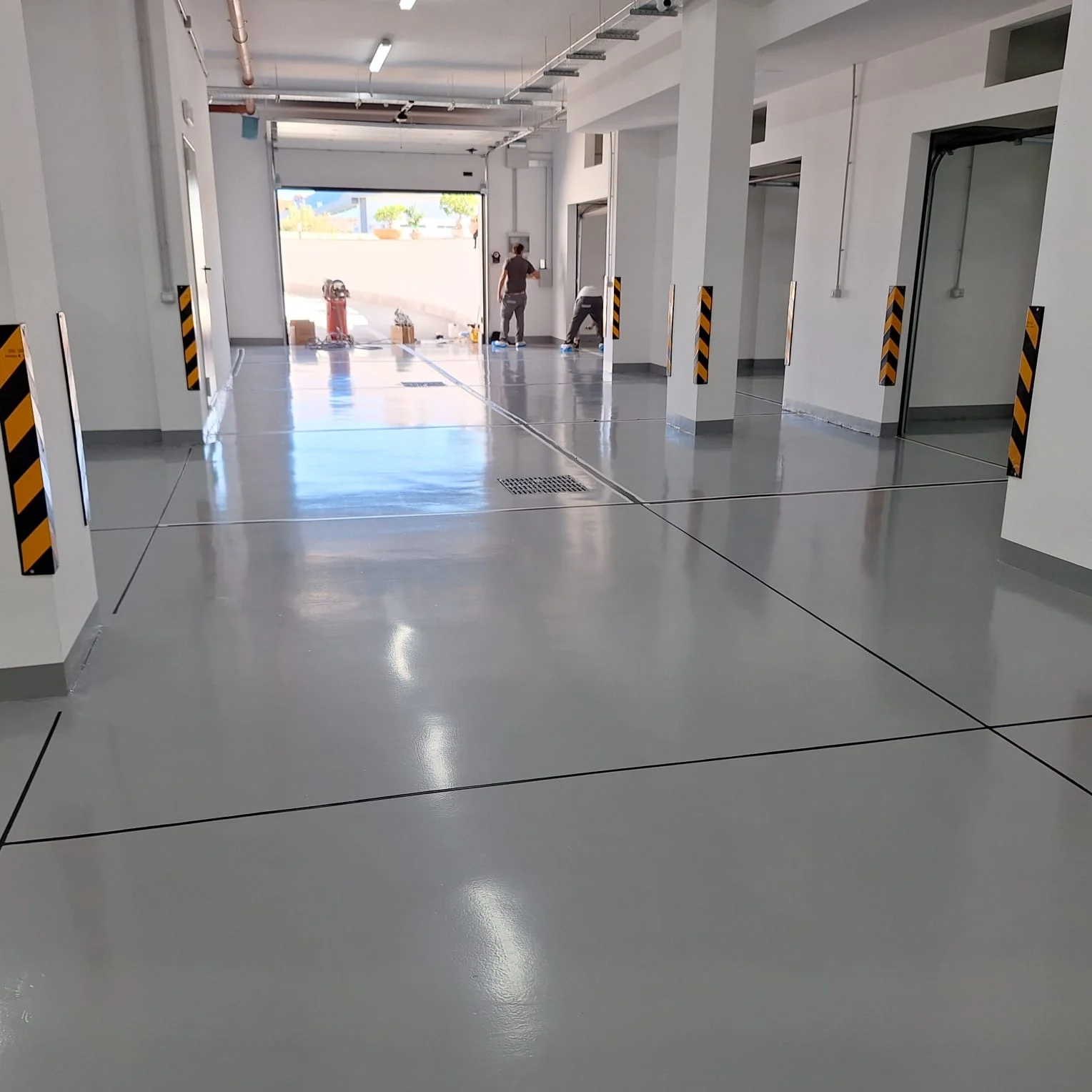 resinfloorgroup_lavoro_resina_pavimentazione_parcheggi_e_automotive_gruppo_1_boxe_0001
