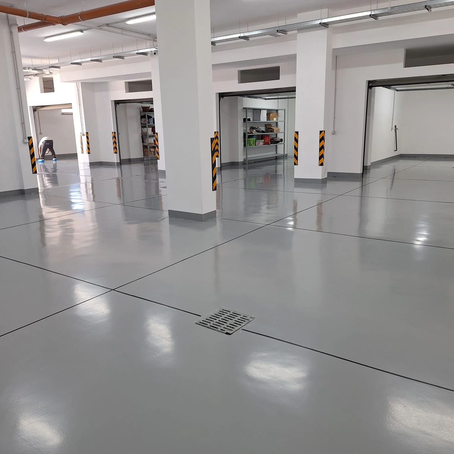 resinfloorgroup_lavoro_resina_pavimentazione_parcheggi_e_automotive_gruppo_1_boxe_0002