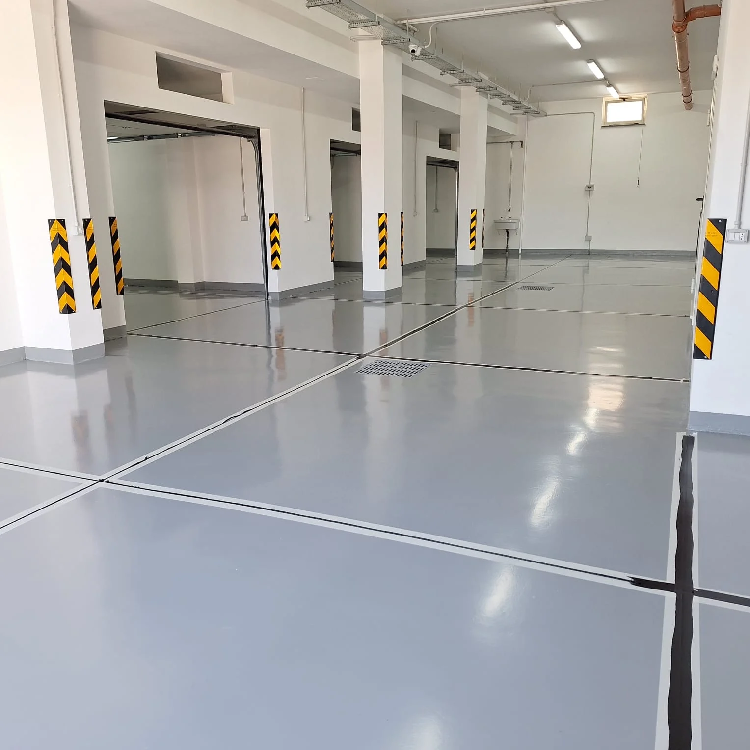 resinfloorgroup_lavoro_resina_pavimentazione_parcheggi_e_automotive_gruppo_1_boxe_0004